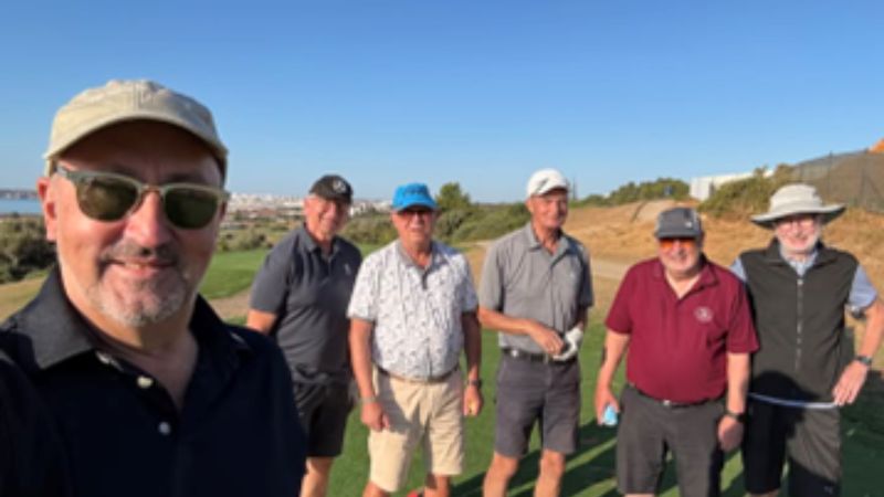 Sex golfspelare samlade på en golfbana under en golfresa i Algarve, Portugal.